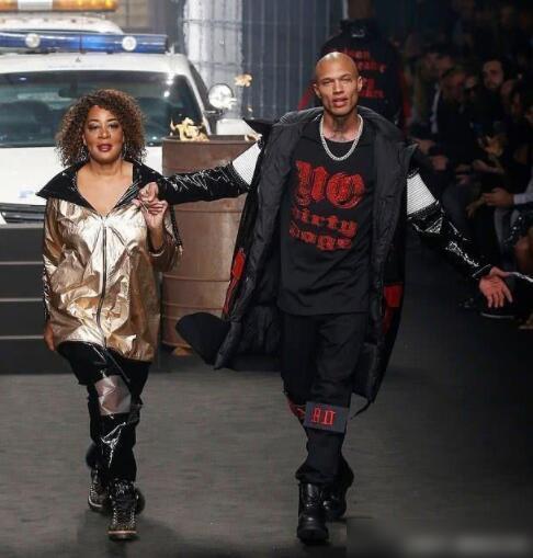 乐鱼体育-关于阿森纳训练开放日，赛前防线松动引欢呼，欧超杯在即，数据趋势出现新变化的信息